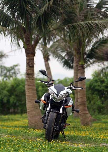 Thiết kế nhìn từ phía trước của Benelli TNT R160 với khá nhiều các chi tiết cầu kỳ tạo đối xứng...