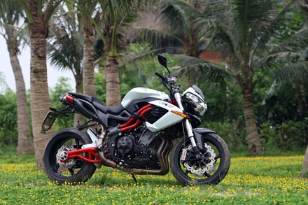 Cũng giống những người đồng hương từ Ý, hệ thống khung ống thiết kế lộ hẳn bên ngoài thân xe