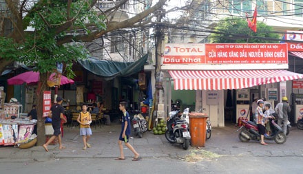 Cây xăng nội đô: Cần một đánh giá đúng - 2 Cửa hàng số xăng dầu tại số 4 Nguyễn Đình Chiểu, một con phố nhỏ và bên cạnh là khu dân cư đông đúc