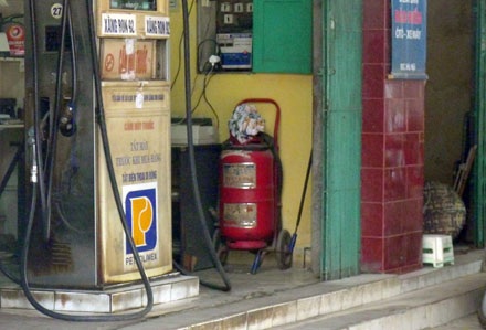 Cây xăng nội đô: Cần một đánh giá đúng - 11 Và với những bình cứu hỏa như này, sẽ cần bao nhiêu bình cho một vụ cháy như ngày hôm qua?