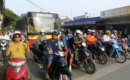 Cây xăng nội đô: Cần một đánh giá đúng - 4 Trạm xăng trên phố Đê Lê Thành - khỏi phải bàn luận về mật độ giao thông trên con phố này