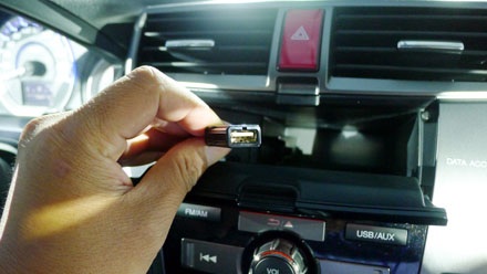 Honda City tại Việt Nam có giá từ 540 triệu đồng - 13 Đầu kết nối USB được giấu trong hộc màn hình LCD, nơi có thể chứa cả điện thoại
