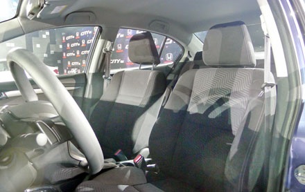 Honda City tại Việt Nam có giá từ 540 triệu đồng - 9 Cả hai phiên bản 5MT và 5AT đều sử dụng nội thất nỉ