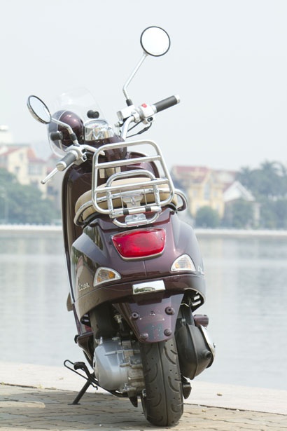 Bộ giá đèo hàng sau là trang bị tiêu chuẩn cho mẫu xe này tại Việt Nam