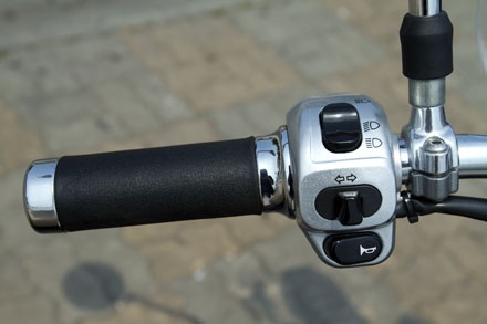 Các phím chức năng trên tay lái bên trái có thêm nút xin vượt (passing)