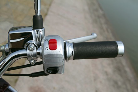 Nút ngắt khởi động động cơ màu đỏ, ngoài ra mẫu LX-V tại Việt Nam có đèn pha luôn sáng