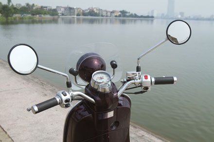 Bộ gương có kích thước khá dài, thuận tiện trên đường dài nhưng bất tiện trong đô thị lớn