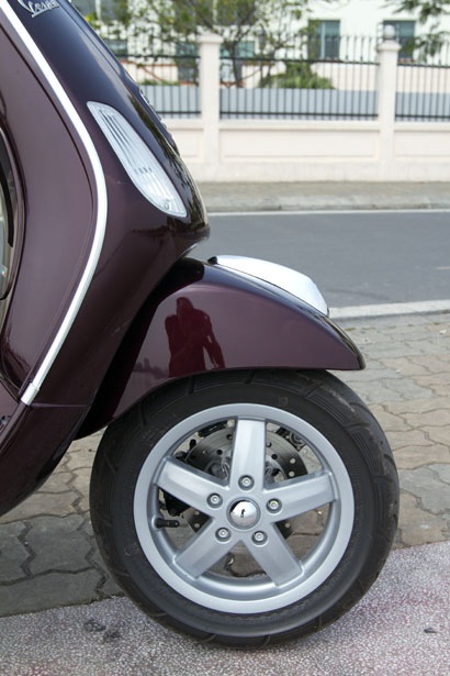 Lốp trước của Vespa LX-V có kích thước 11 trong khi đó lốp sau có kích thước 10