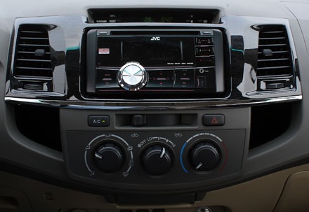 Fortuner 2013 - Minh chứng cho sự bảo thủ - 13 Hệ thống giải trí với 6 loa (cả hai phiên bản G và V), với ổ CD cho phiên bản diesel