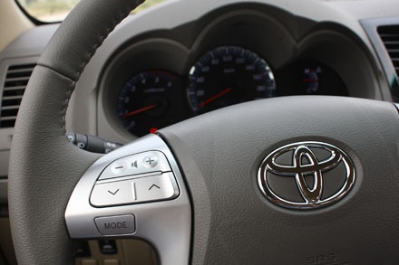 Fortuner 2013 - Minh chứng cho sự bảo thủ - 12 Tay lái có tích hợp điều khiển âm thanh
