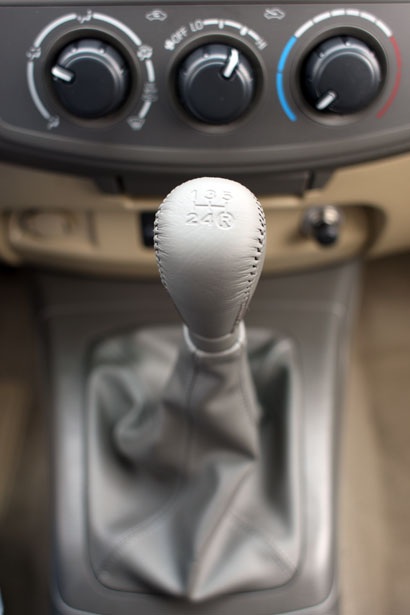 Fortuner 2013 - Minh chứng cho sự bảo thủ - 14 Hộp số sàn 5 cấp cho phiên bản G, trong khi đó vẫn hộp số đời cũ 4AT được trang bị cho phiên bản V