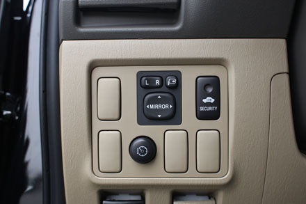 Fortuner 2013 - Minh chứng cho sự bảo thủ - 19 Kể cả trên phiên bản V, Fortuner tại Việt Nam thiếu khá nhiều thiết bị