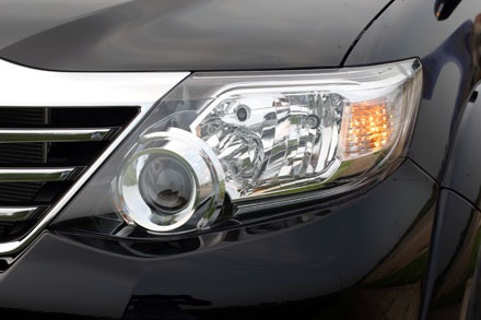 Fortuner 2013 - Minh chứng cho sự bảo thủ - 6 Đèn pha halogen dạng chiếu.