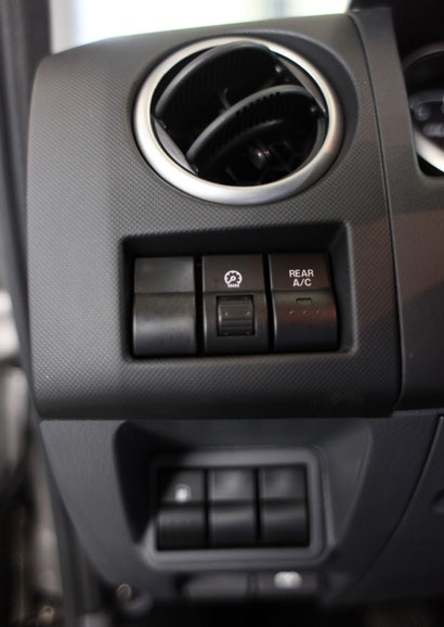 Ford Everest 2013 - Thay đổi nhẹ - 18 Vẫn là trang bị điều hòa hai giàn lạnh với khe gió riêng biệt cho từng hàng ghế