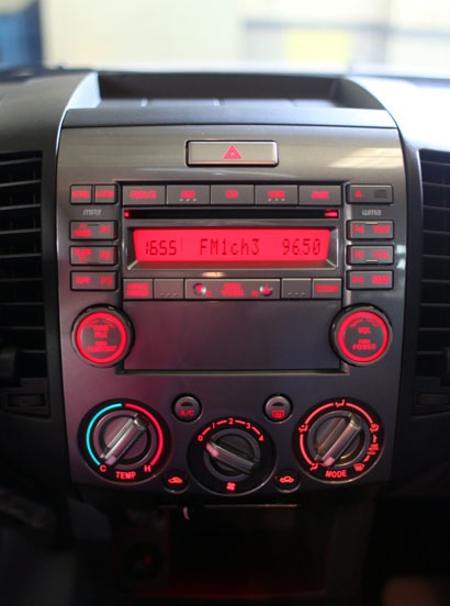 Ford Everest 2013 - Thay đổi nhẹ - 17 Hệ thống giải trí với ổ CD có hỗ trợ USB, AUX