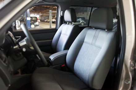 Ford Everest 2013 - Thay đổi nhẹ - 19 Vẫn là nội thất da ở phiên bản 5AT và vải+nỉ ở phiên bản MT