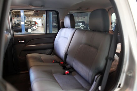 Ford Everest 2013 - Thay đổi nhẹ - 20 Hàng ghế thứ hai tiện dụng với thiết kế một chạm để gập khi cần sử dụng