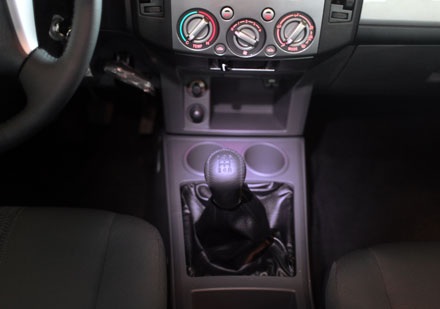 Ford Everest 2013 - Thay đổi nhẹ - 22 Những miếng ốp màu xám kim loại thay cho màu giả gỗ ở phiên bản trước