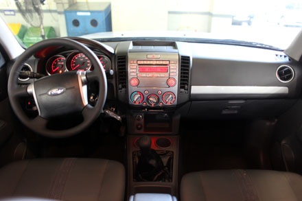 Ford Everest 2013 - Thay đổi nhẹ - 21 Những miếng ốp màu xám kim loại thay cho màu giả gỗ ở phiên bản trước