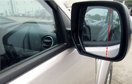 Ford Everest 2013 - Thay đổi nhẹ - 9 Phần góc gương chiếu hậu bên phải có khả năng hội tụ lớn