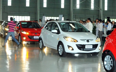 Lô xe Mazda đầu tiên lắp ráp tại Việt Nam đã sang Lào - 1 Lô xe Mazda đầu tiên lắp ráp tại Việt Nam đã sang Lào