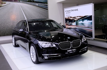 BMW 760Li - Không gian tiện nghi di động - 20 Màn hình hỗ trợ cùng hệ thống giải trí với ổ DVD 6 đĩa là trang bị tiêu chuẩn