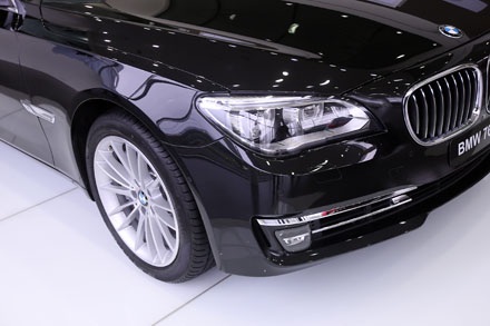 BMW 760Li - Không gian tiện nghi di động - 13 BMW 760Li co thiết kế đèn LED chiếu sáng ban ngày khá bắt mắt cùng lưới tản nhiệt thiết kế mới