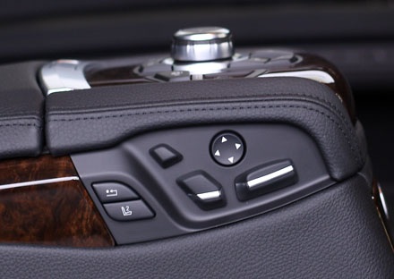 BMW 760Li - Không gian tiện nghi di động - 8 Nút chỉnh ghế bên phụ để lấy thêm không gian cho người ngồi sau