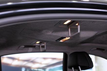 BMW 760Li - Không gian tiện nghi di động - 10 Hệ thống đèn đọc sách và gương soi dành riêng cho từng ghế sau