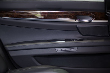BMW 760Li - Không gian tiện nghi di động - 7 Hàng ghế phía sau này được trang bị hệ thống chỉnh điện và có bộ nhớ