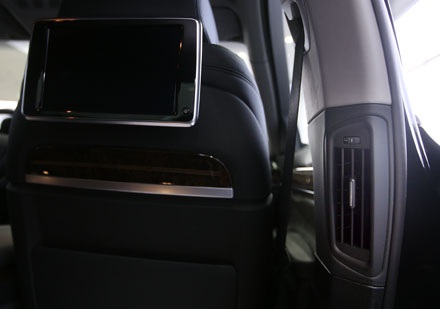 BMW 760Li - Không gian tiện nghi di động - 12 Ngoài khe gió giữa, các trụ B cũng có thêm các khe gie cho hàng ghế sau