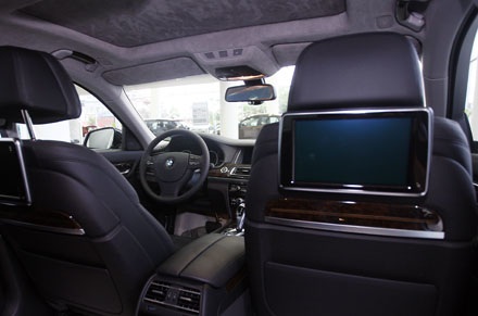 BMW 760Li - Không gian tiện nghi di động - 6 Hệ thống giải trí cho hàng ghế sau với hai màn hình riêng biệt