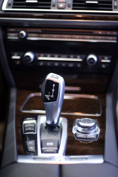 BMW 760Li - Không gian tiện nghi di động - 18 Hộp số tự động 8 cấp với hệ thống phanh tay điện