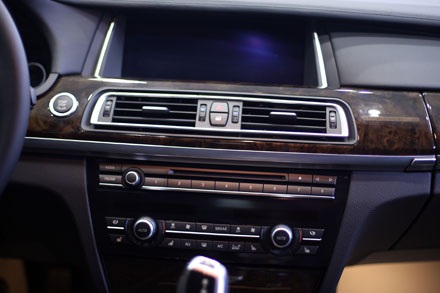 BMW 760Li - Không gian tiện nghi di động - 19 Màn hình hỗ trợ cùng hệ thống giải trí với ổ DVD 6 đĩa là trang bị tiêu chuẩn