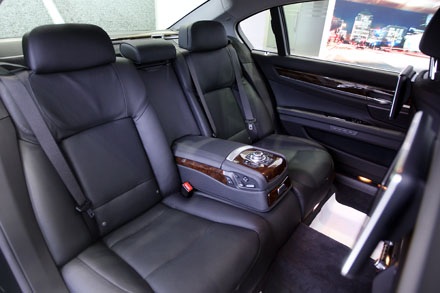 BMW 760Li - Không gian tiện nghi di động - 5 Cũng như những mẫu 7-series khác, hàng ghế sau của BMW 760Li là nơi thu hút sự chú ý nhất