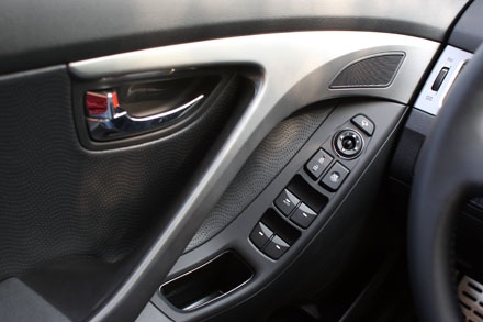 Hệ thống điều khiển kính cùng chức năng gập gương bằng điện