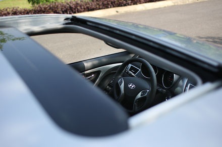 Hệ thống điều khiển kính cùng chức năng gập gương bằng điện