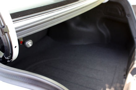 Hệ thống điều khiển kính cùng chức năng gập gương bằng điện