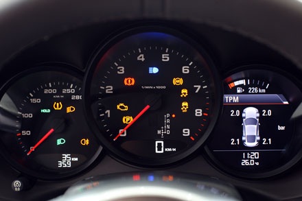 Bố trí bảng đồng hồ chắc chắn gây ấn tượng với các tín đồ tốc độ