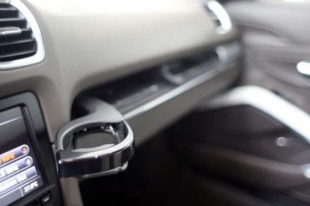 Hai khay để cốc được thiết kế ẩn vào bên trong hộc để đồ