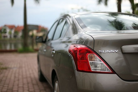 Nissan Sunny - Một mẫu xe thực dụng - 14 Gương cửa không tích hợp đèn báo rẽ