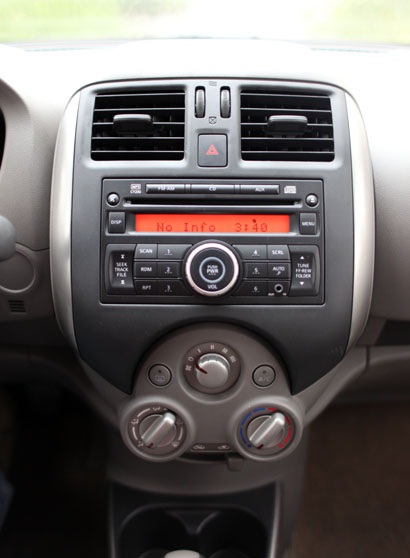 Nissan Sunny - Một mẫu xe thực dụng - 9 Bảng điều khiển thiết bị giải trí và hệ thống điều hòa; thực sự đơn giản và dễ kiểm soát
