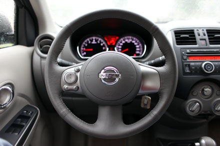 Nissan Sunny - Một mẫu xe thực dụng - 8 Bố trí tay lái của Nissan Sunny XV