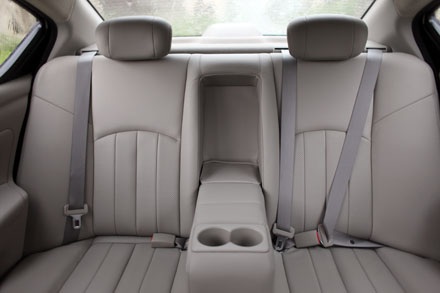 Nissan Sunny - Một mẫu xe thực dụng - 7 Bố trí hàng ghế thứ hai với tựa tay và hộc chứa đồ