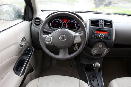Nissan Sunny - Một mẫu xe thực dụng - 5 Bố trí khoang lái của Nissan Sunny tại Việt Nam