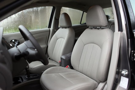 Nissan Sunny - Một mẫu xe thực dụng - 10 Nội thất da của Nissan Sunny XV