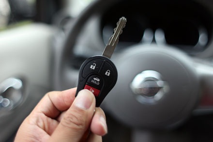 Nissan Sunny - Một mẫu xe thực dụng - 6 Chìa khóa điều khiển từ xa của Nissan Sunny còn tích hợp chức năng mở khoang chứa đồ