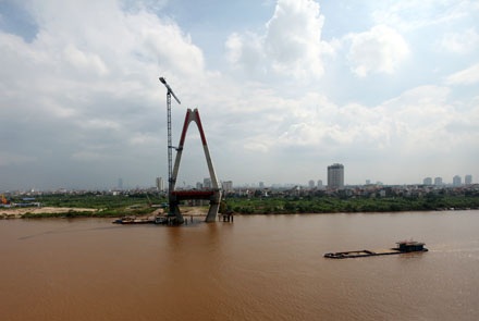 Sự dở dang trên công trình cầu Nhật Tân… - 16 Tháp chính số 11 phía bên quận Tây Hồ vẫn yên ắng dù thời điểm hoàn thành không còn xa.