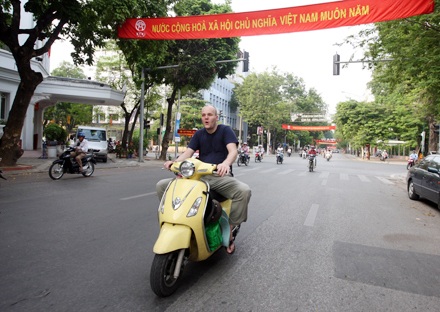 Người nước ngoài tại Việt Nam có phải tuân thủ quy định, pháp luật Việt Nam???