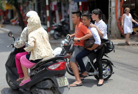Xe điện tung hoành... - 1 Xe điện tung hoành...